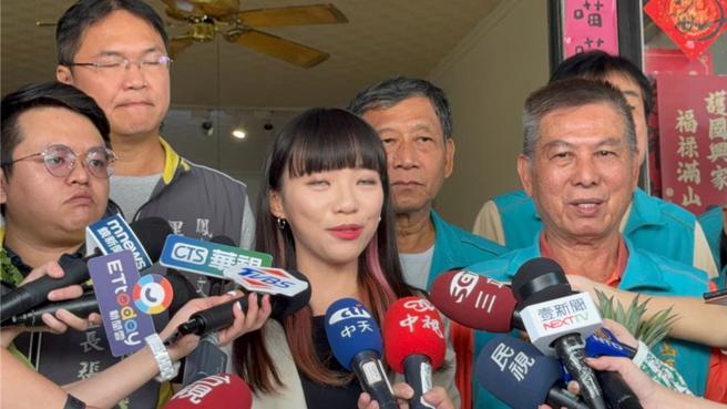 黄捷(中)过去因翻白眼呛韩国瑜而成名，近日从无党籍转而加入民进党。（示意图／中时资料照／柯宗纬摄）