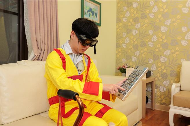 长庚科大透过穿着压力服让学生，使其体验身为病患、长者的感受，内化生命教育。(校方提供／蔡依珍桃园传真)