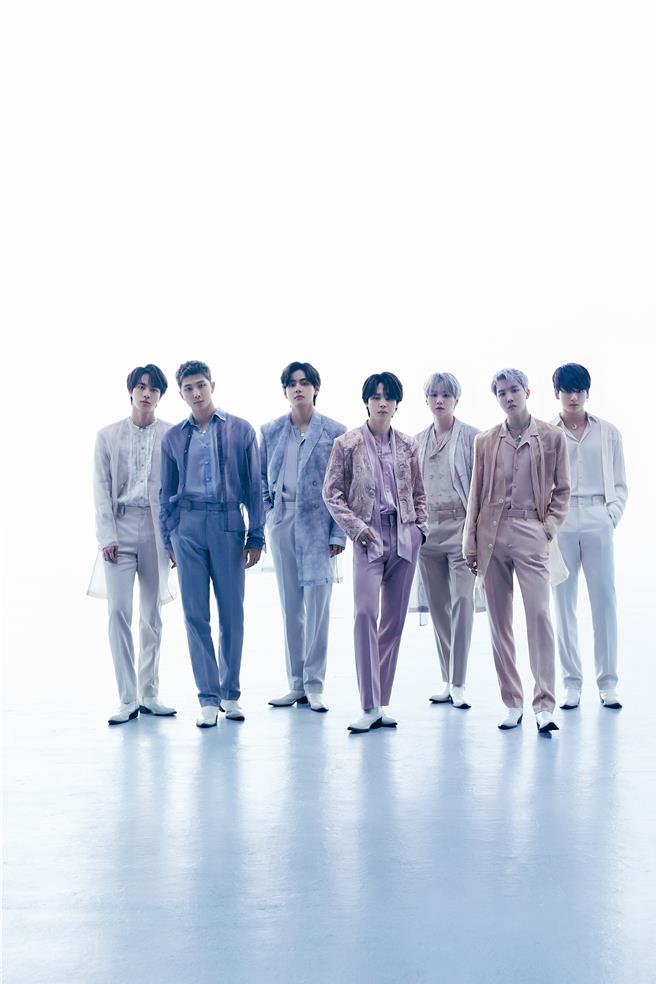 《BTS Monuments： Beyond The Star》以纪录片形式为粉丝们呈现成员们最耀眼、最脆弱、也最真实的样貌。（Disney＋提供）