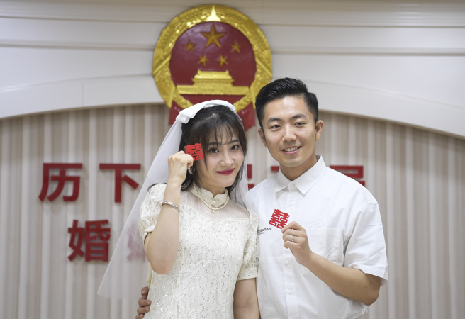 2023年初婚的人数创下不足1100万人的新低，按歷年统计数字计算，9年来每年初婚人数减幅已达到55.9%。（图／中新社）