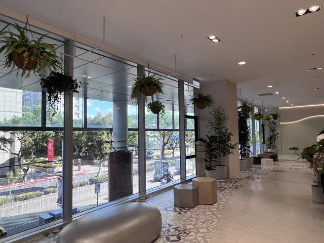 SOGO天母店2F盛大改装，全面採用大面积落地窗，并设有绿意休憩区。（吴奕萱摄）