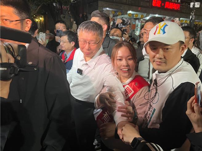 柯文哲（图中）出席李有宜（右二）竞选总部成立大会。（王扬杰摄）