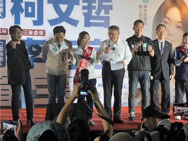 柯文哲（右四）出席李有宜（左三）竞选总部成立大会。（王扬杰摄）