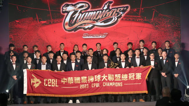 味全龙夺下中职34年球季总冠军。（郑任南摄）