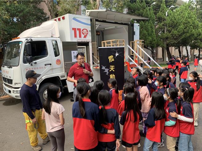 桃园市大园消防分队21日前往大园国小办理小小消防体验营宣导活动。（翻摄照片／蔡明亘桃园传真）