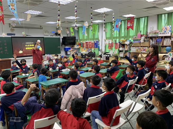 桃园市大园消防分队21日前往大园国小办理小小消防体验营宣导活动。（翻摄照片／蔡明亘桃园传真）