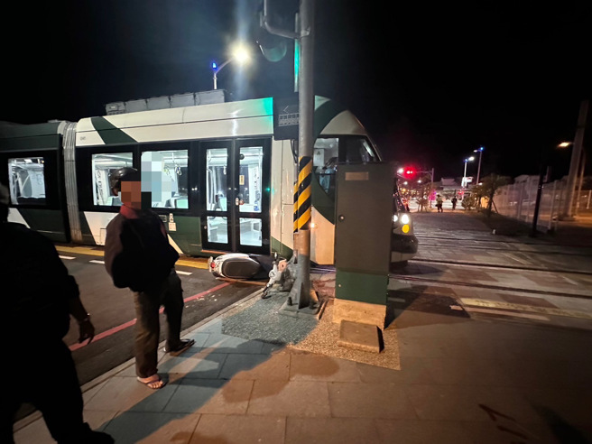 高雄1名61岁苏姓男子，今21日晚间19时许，骑乘机车行经高雄市鼓山区厚生路疑未注意轻轨号志，与轻轨列车发生擦撞。（图／警方提供）