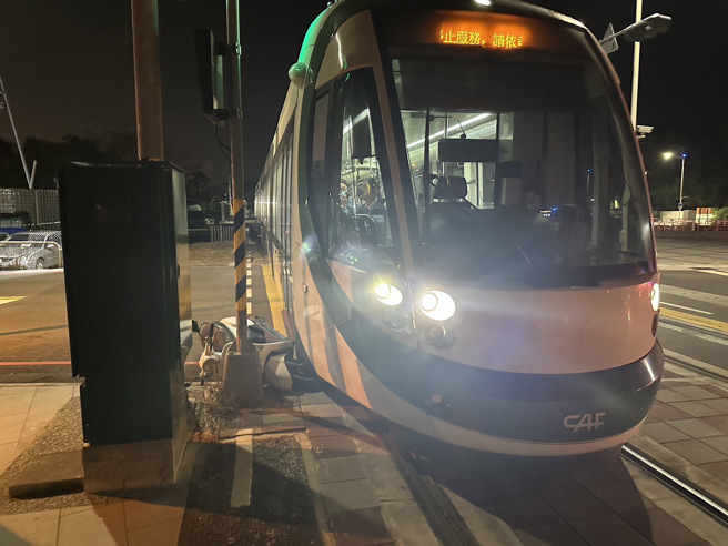 高雄1名61岁苏姓男子，今21日晚间19时许，骑乘机车行经高雄市鼓山区厚生路疑未注意轻轨号志，与轻轨列车发生擦撞。（图／警方提供）