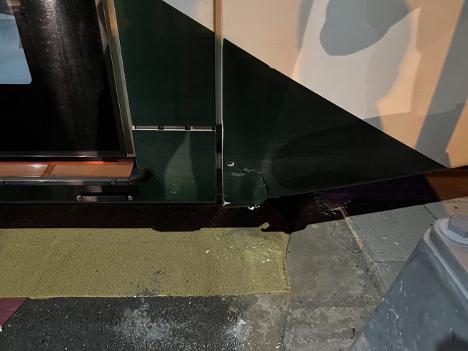 高雄1名61岁苏姓男子，今21日晚间19时许，骑乘机车行经高雄市鼓山区厚生路疑未注意轻轨号志，与轻轨列车发生擦撞。（图／警方提供）