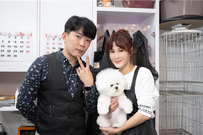 邱琦雯（右）向小莫老师学习宠物美容技能。（艾迪升传播提供）