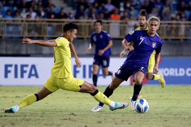 中华队右翼陈浩玮（右）带球突破马来西亚后卫防守。（李弘斌摄）