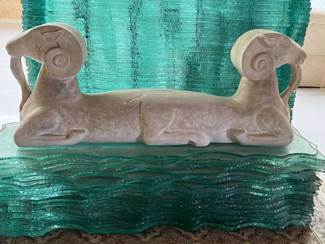 甄妮「横130公分纯石雕，1988年诞生，两位大汉才抬得了」。（图/甄妮FB）