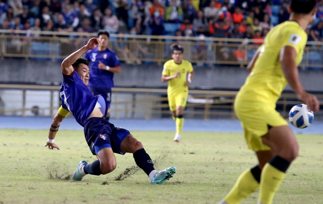 中华男足队长陈柏良（左）对马来西亚奋战全场。（李弘斌摄）