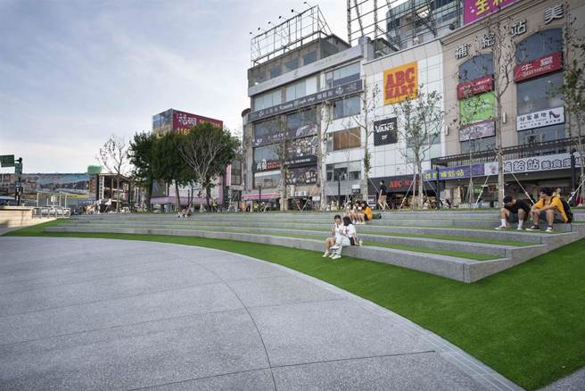 新竹火车站旁传出一名白髮阿婆会攻击路人，引发热议，当地人直言该名妇人有精神疾病，报警也没用。(示意图／本报资料照)