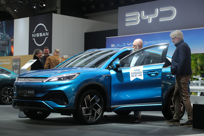 大陆汽车市场竞争激烈，电动车成为许多人首选。（示意图／新华社）