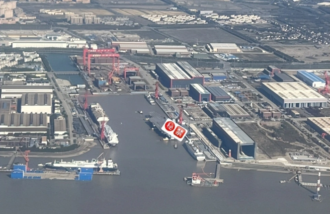 網上傳出福建艦被拖船推離碼頭的圖片，但圖片遮掉關鍵部位，離開碼頭的角度不甚清楚。（圖／騰訊網）