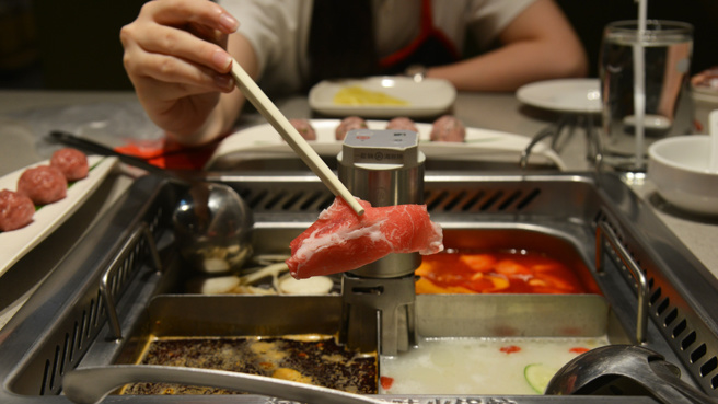 大陆有一名女子热爱吃海底捞，9年来总共花费近27万元人民币。（示意图/shutterstock）