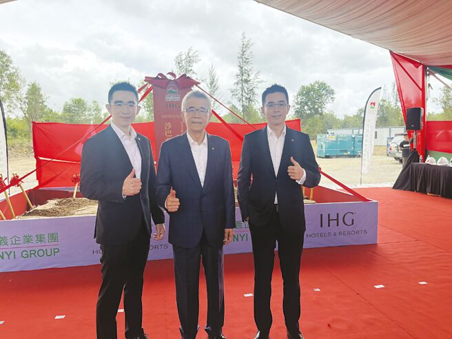 信义房屋创办人周俊吉（中）、长子信义房屋董事长周耕宇（左）、次子信义企业集团观光旅游事业群总监周君澔（右）父子三人，共同宣布信义房屋赴大马沙巴投资饭店。图／郭及天