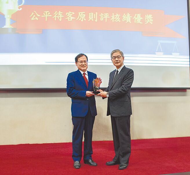 远雄人寿致力公平待客，完善弱势族群基础保障，获金管会肯定颁发四项大奖，由总经理赵学欣（左）亲自领奖。图／远雄人寿提供