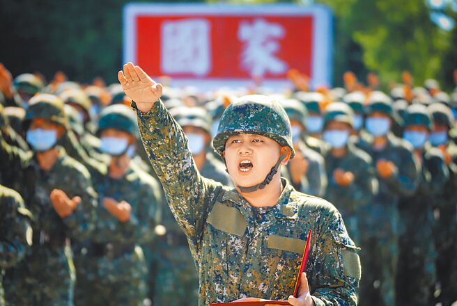 民进党一再贩卖芒果乾，强调备战才能止战，全面向衰落中的美国一面倒，造成海峡两岸情势紧张，6成民眾希望下架民进党。（军闻社）