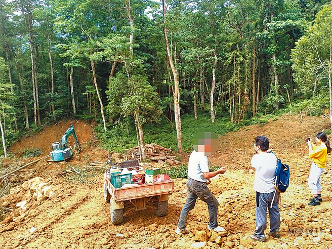 张姓男子（右三）在苗栗县南庄经营景观咖啡厅和茶庄，竟滥垦、窃取并贩售国有林木，范围超过1100多平方公尺，警方日前将张男逮捕到案。（警方提供／李京升苗栗传真）