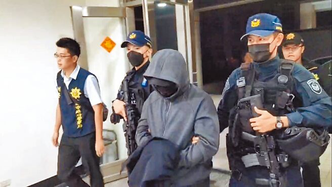 涉嫌台南市北门区光电枪击案的枪手许胜嵘（前排右二）19日到案后坦承开枪，20日被移送地检署。（读者提供／张毓翎台南传真）