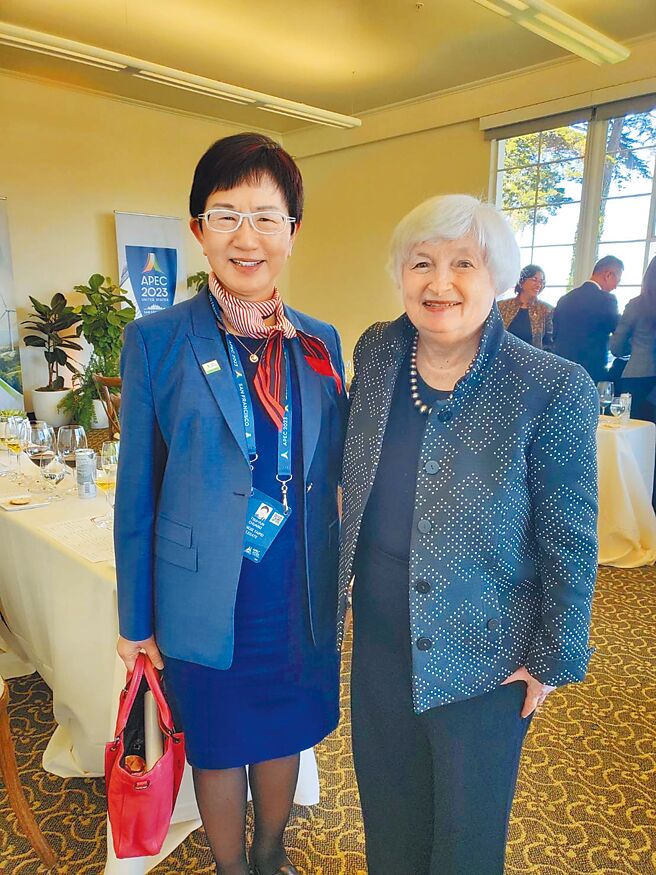 财政部20日于脸书发布财政部长庄翠云（左）与美国财长叶伦（右），在APEC会议期间的合影。（财政部提供）