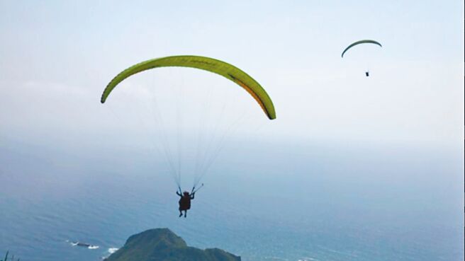 飞行伞运动在花莲已发展一段时间，带来许多商机，但主管单位执法、辅导却仍落后，县府将订定自治条例规范业者，盼在1年内完成并送进议会审议。（民眾提供／罗亦晽花莲传真）