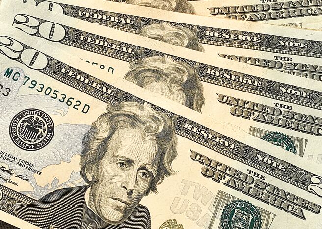 阿根廷全面美元化，转型剧痛恐怕难以负荷。图为美元示意图。（中新社）