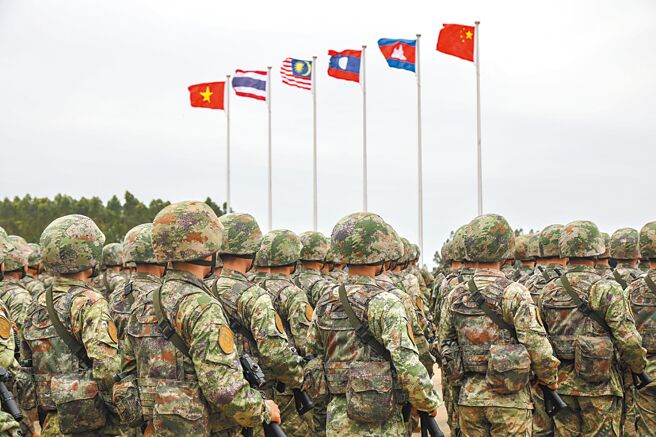 中国与柬埔寨、寮国、马来西亚、泰国、越南共6国，13日在广东湛江举行「和平友谊-2023」联合军演。此举让美国担心解放军偷学美国战术、收集情报，及破坏美国与东南亚盟友关系。（新华社）