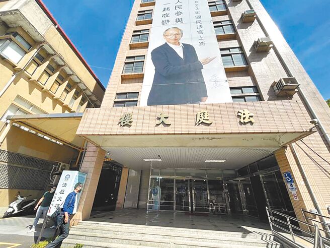 周姓老翁见陈姓女子存款忘记拿走提款卡，不仅偷走陈女存款的9000元，还假意陪同陈女找卡，并藉机得知陈女提款卡密码后盗领陈女帐户8万1000元，被新北地方法院处50天拘役。图为新北地方法院。（本报资料照片）