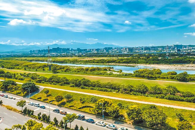 新竹县市跨头前溪道路计画，从竹北市兴隆路接到新竹市水源街至竹科延宕20多年，全案因牵涉新竹市都市计画变更问题，经县市沟通平台提出，行政院列为国家重大建设计画。（罗浚滨摄）