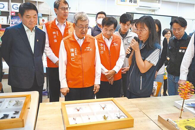 行政院长陈建仁（前左三）20日前往苗栗县头份市兴华高中，参访校方社区共读站，教育部长潘文忠（前左四）、县长锺东锦（前左一）等人陪同访视校方推行阅读情况。（李京升摄）