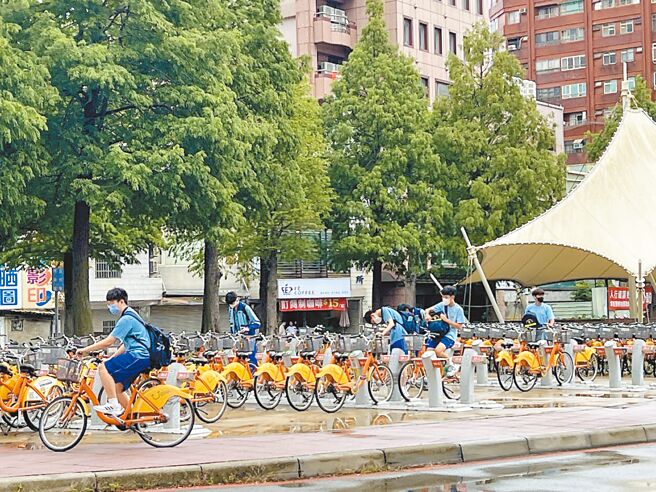 桃园市交通局9月招标确定引进「YouBike2.0系统」，2023年11月底将正式进入「公共自行车新系统拆转期」。（蔡依珍摄）