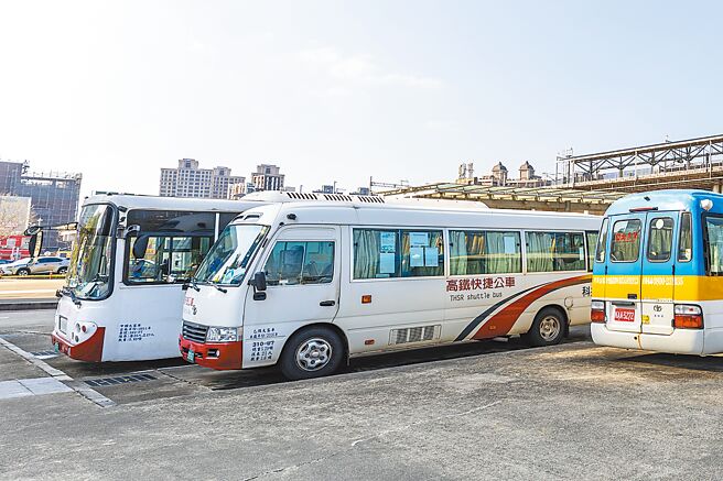 新竹县议员邱靖雅希望5900高铁新竹站到竹北火车站的快捷公车，应加开班次，提早首班车时间为早上6点。（罗浚滨摄）