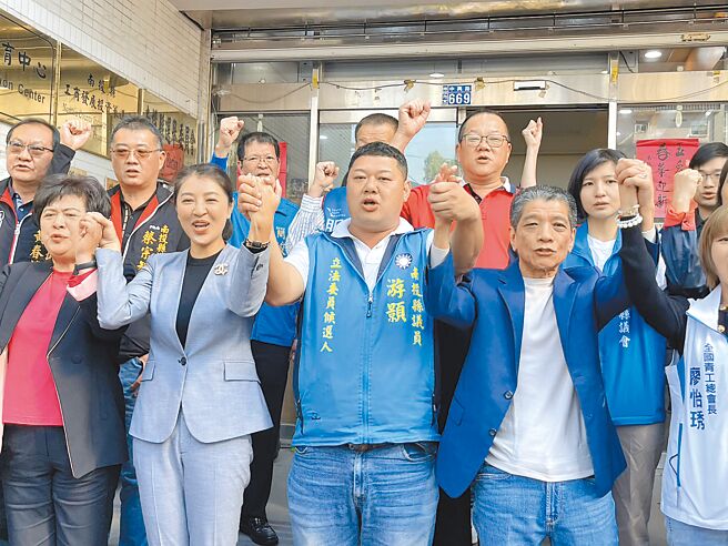 國民黨籍南投縣議員游顥（前排右二）20日在南投縣長許淑華（前排右三）、南投縣議長何勝豐（前排右一）及多名民代陪同下，前往南投縣選委會登記參選投二選區立委，營造團結氣勢。（楊靜茹攝）