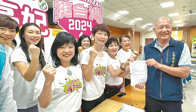 寻求「5连霸」的台南市立委陈亭妃（前排右三）20日在8位「政治好姐妹」不分党派女性市议员的陪同下，顺利完成第三选区立委参选登记。（洪荣志摄）