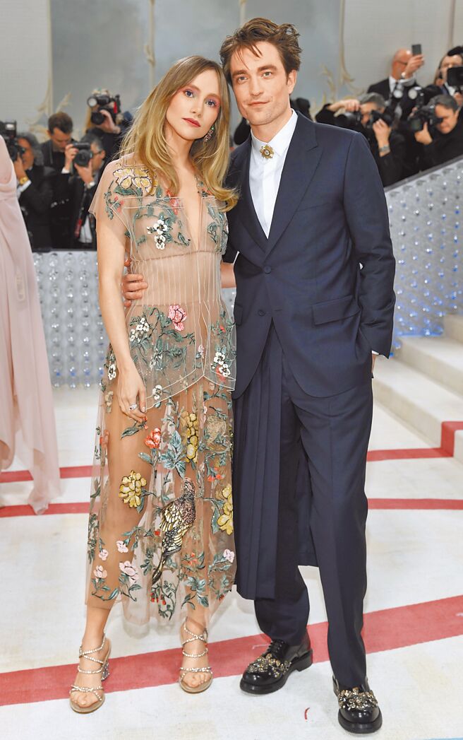 苏琪沃特豪斯（左起）、罗伯派汀森虽还未步入礼堂，但即将迎来第一胎。（美联社）