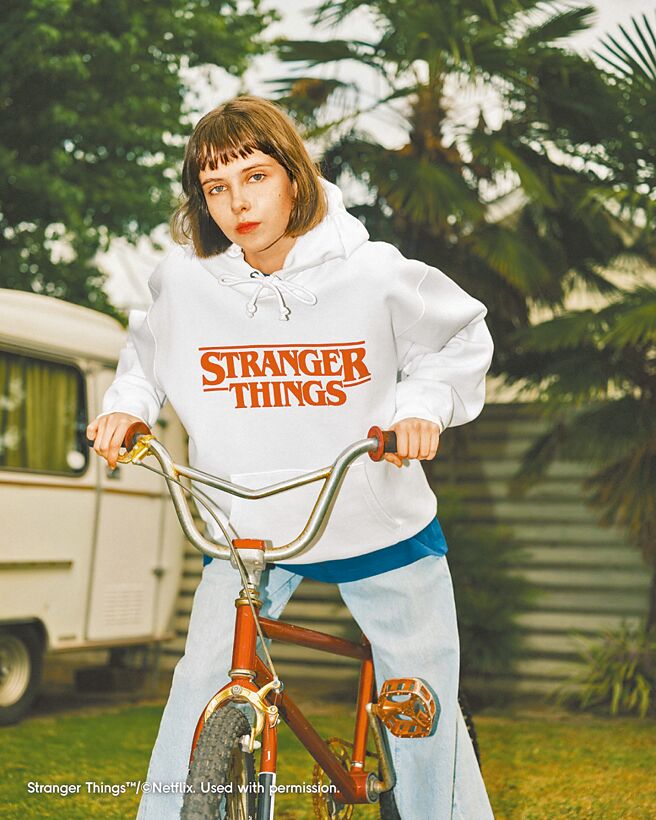 快時尚品牌GU首次與《怪奇物語》合作，聯名系列包括以第一季至第四季故事主題為靈感的休閒上衣系列（見圖），即起上市，上衣890元起。（GU提供）