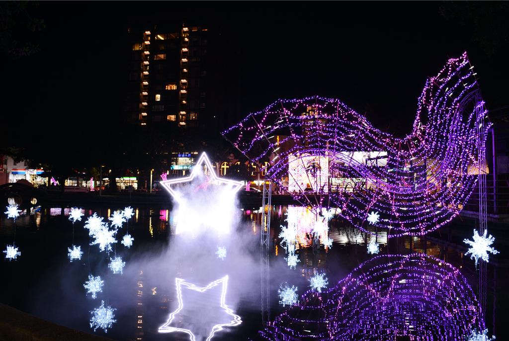 2023屏東聖誕節將於24日登場，12組大型精美燈飾、6項主題活動，把屏東公園打造成「全台最大粉紅世界」。（林和生攝）