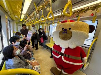新北捷運推期間限定耶誕列車 桑塔熊現身車廂、月台與民眾互動
