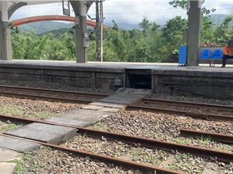 施工處路基鬆軟 台鐵工程車出軌影響22車次