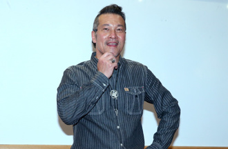 64歲黃仲崑才剛領敬老卡 裸上身秀真實身材網看傻