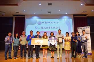 医凡企业捐「脉照静脉定位仪」中臺科大医检设备升级