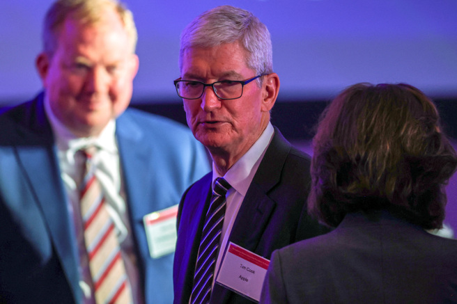 苹果执行长库克（中）透露，他已决定从公司内部寻找继任人选。（图/路透社）