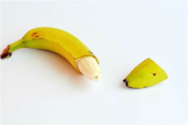 一名男大生去割包皮，却发现来打麻药的护理师，竟然是自己一直都有打招呼的邻居小姐姐，尷尬不已。(示意图／shutterstock)