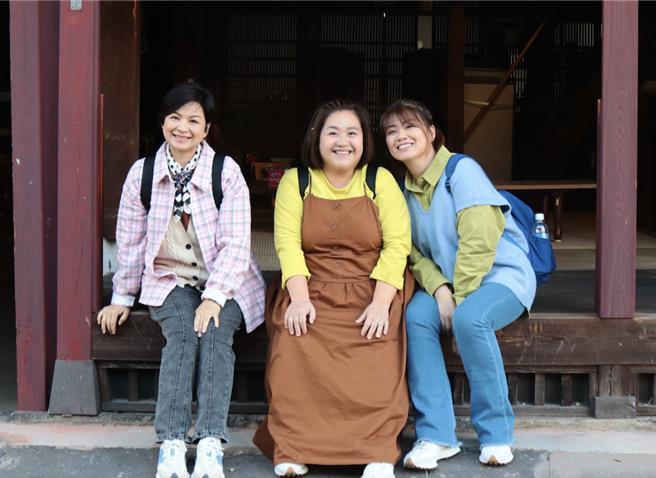 杨贵媚（左起）、锺欣凌、严艺文趁录影空檔血拼。（桂田文化艺术基金会提供）