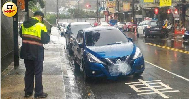 原定公车站以及巷口10米内违停得罚款、记点，日前政策又急转弯，交通部表示等各县市政府划设黄线区后再记点。（示意图／本刊资料照）。