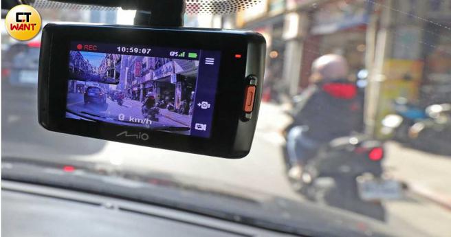 检举达人常以行车纪录器搜证，回放审视有无违规，譬如骑楼违停、前车未打方向灯等，再剪辑上传警察机关平台举发。（示意图／周志龙摄）