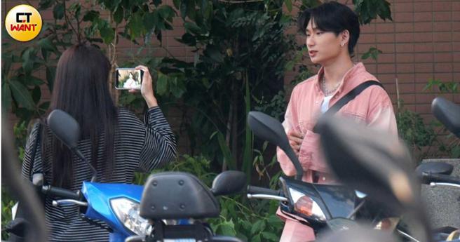 范范与经纪人工作结束后在路边拍摄影片。（图／本刊摄影组）